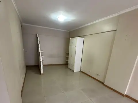 Excelente monoambiente muy amplio al contrafrente con balcón, cocina separada, lavadero y baño completo.