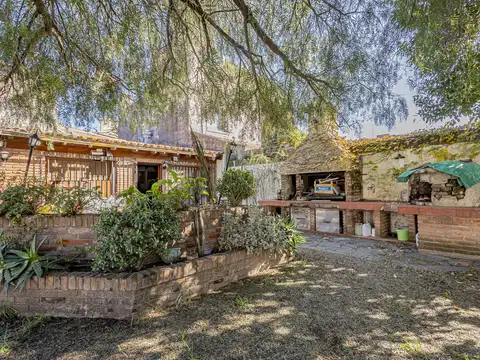 Casa 5 ambientes con 2 baños