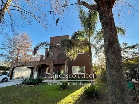 Casa en Venta con 2 cocheras