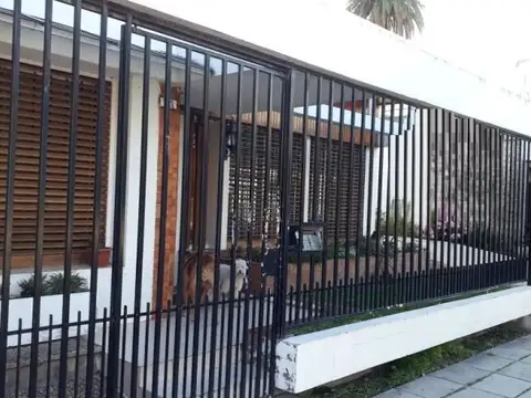 CHALET 3 AMBIENTES AMPLIO CON GARAGE Y JARDIN