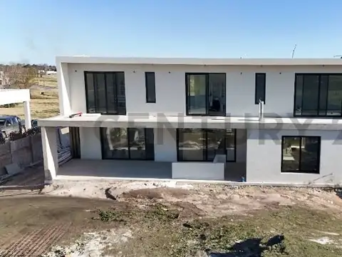 Casa 4 ambientes con 4 baños