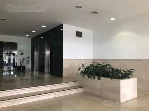 Oficina en Alquiler con 7 cocheras