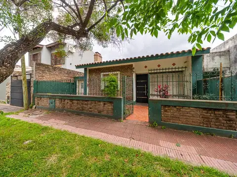 CASA EN VENTA DOS DORMITORIOS FISHERTON A RECICLAR