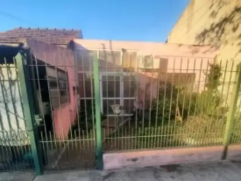 Casa en venta - 2 Dormitorios 1 Baño - 250Mts2 - Temperley