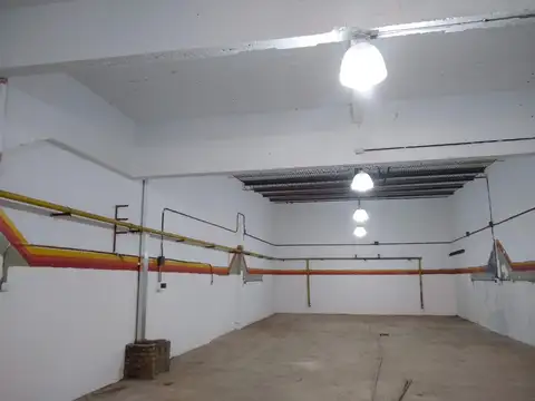GALPON en 2 plantas de 450m2. Gas Industrial. APTO TODO RUBRO