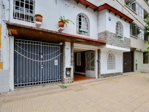 CASA EN VENTA EN 42 e/16 y 17 4 dormitorios y coch