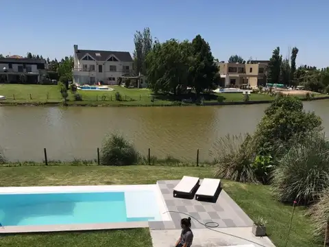 Casa en Venta con 4 cocheras