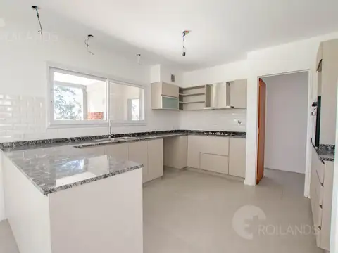 Casa 5 ambientes con 3 baños