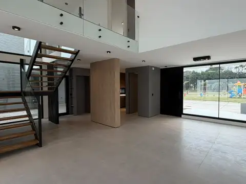 Casa en Venta con 4 cocheras