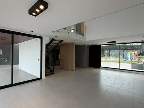 Casa 5 ambientes con 3 baños