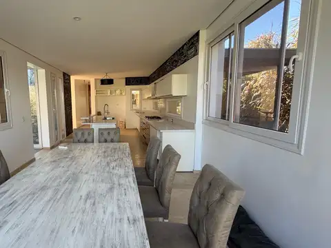 Casa en Albanueva al río con pileta, amarra y cine – 4 dormitorios