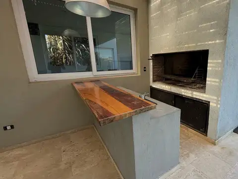 Casa 6 ambientes con 4 baños