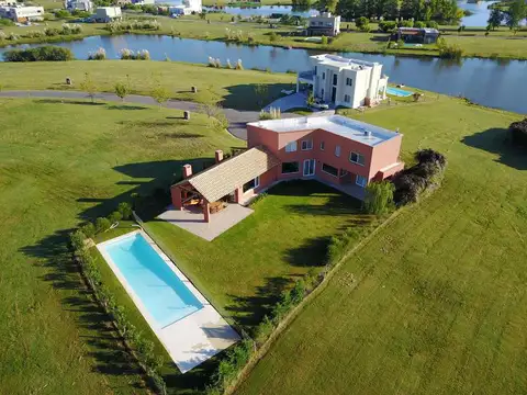 VENTA CASA en EL CANTON, BARRIO ISLAS y AMENITIES vista lateral despejada a la LAGUNA