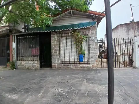 Casa  con departamento al fondo P.Baja y departamento P.Alta