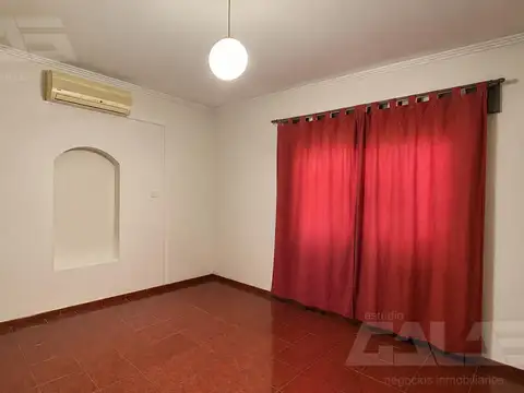 Casa en Alquiler con 2 cocheras