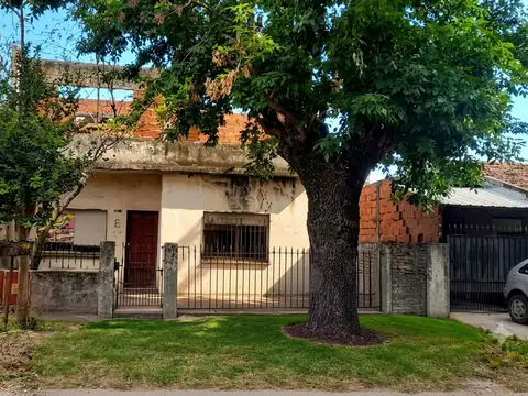 VENTA Casa 3 Amb. Solida a refaccionar - Bosques.