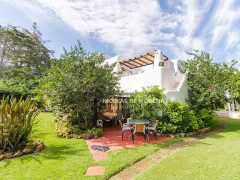 En venta casa de 3 habitaciones en Solanas, Punta Ballena con Parrillero y terraza