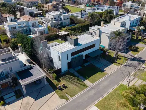 Casa en Venta con 2 cocheras