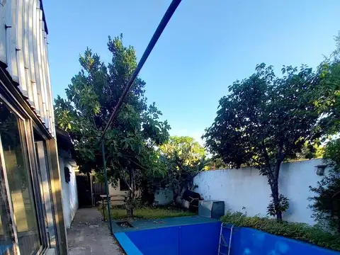 Vende Casa en  3 Ambientes