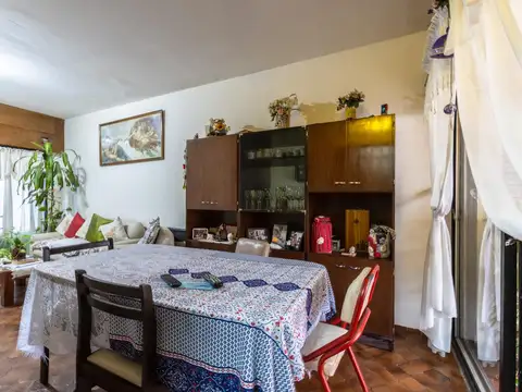 EN VENTA- CASA DE DOS DORMITORIOS CON GALERIA, PATIO Y PARRILLERO - DOMINGO MATHEU