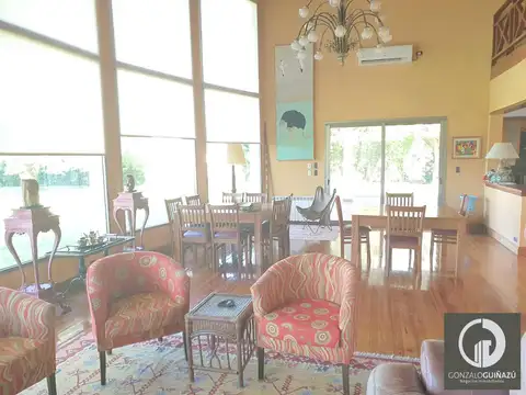 Casa en Venta con 2 cocheras