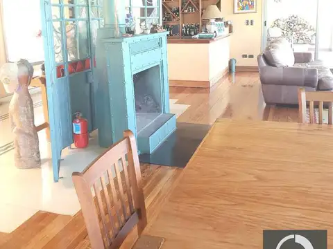 Casa 10 ambientes con 4 baños