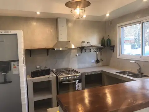 Casa 4 ambientes con 2 baños
