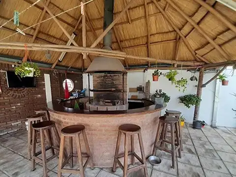Casa 3 ambientes con  garaje y quincho parque apta crédito Venta - Morón
