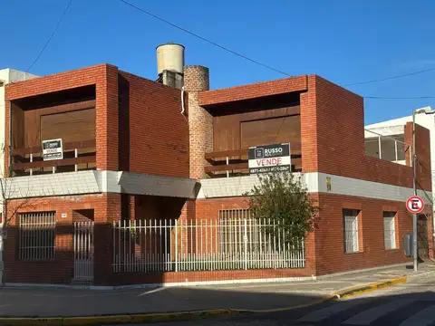 CASA EN VENTA PARA REFACCIONAR - MONTE CASTRO