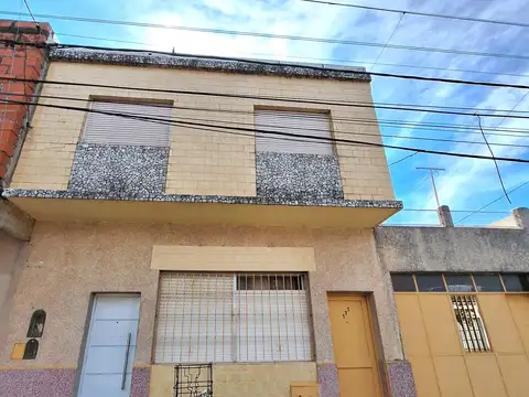 CASA EN PLANTA ALTA. 2 DORM. DOBLE PATIO/TERRAZA Y GARAGE.