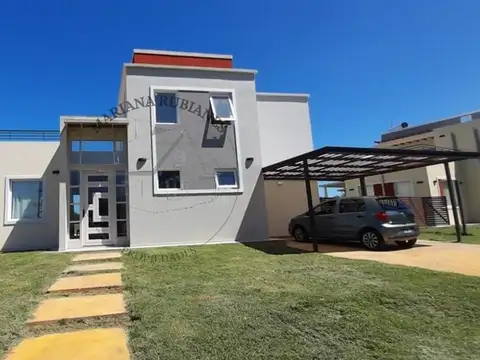VENTA CASA- EL CANTON BARRIO ISLAS-4 AMBIENTES-PILETA