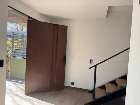 Casa en Alquiler con 1 cochera
