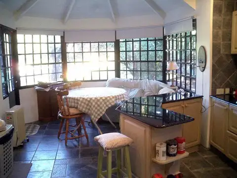 Casa 6 ambientes con 2 baños