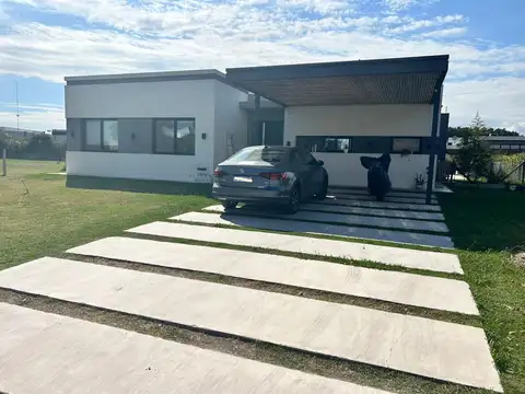 Casa en alquiler, Barrio San Felipe, 4 Ambientes + H.Office