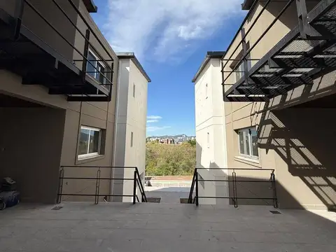 Dúplex en venta c/ cochera y pileta en Grand Bourg, Salta