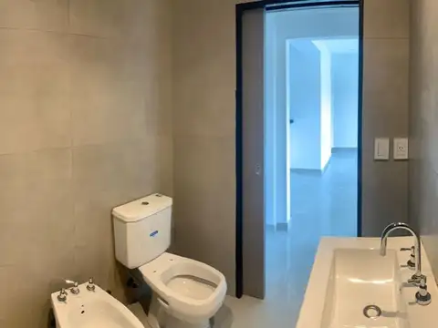 VENTA SEMI PISO de 3 amb c/ balcón aterrazado con cochera