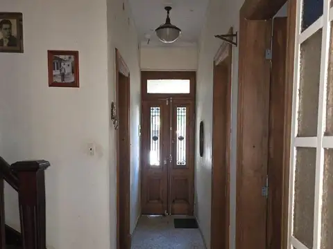 Casa 8 ambientes con 2 baños