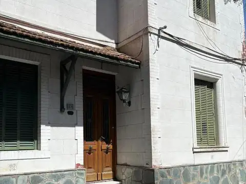 Venta Casa 8 Ambientes en San Andres con Patio y Cochera