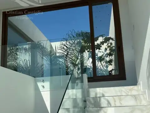 Casa en Venta con 6 cocheras