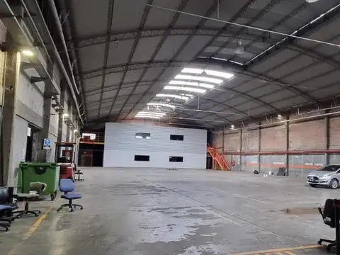 Excelente depósito de altos techos, superficies libres y oficinas de categoría