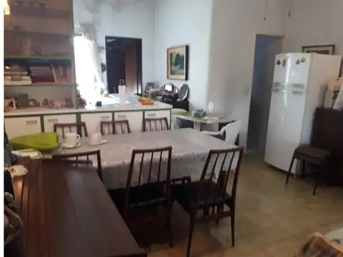 PH en excelente cuadra, 2 ambientes con patio.
