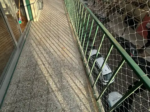 Excelente 2 ambientes al frente con balcón corrido. Totalmente amoblado, amplia cocina, lavadero, aire acondicionado, todo en excelente estado, super luminoso.