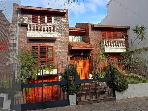 Chalet 5 amb. 3 dormitorios, Escritorio - Cochera - Dependencia - lote propio - Parque Chas