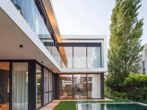 Casa en Venta con 2 cocheras