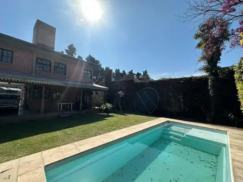 VENTA CASA 4 DORMITORIOS YERBA BUENA CON PILETA