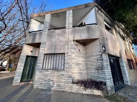 casa en esquina, 2 dormitorios, cochera, terraza y patio