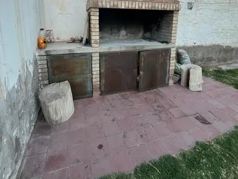 Casa a reciclar con 2 habitaciones y amplio jardín en Villa Nueva