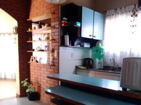 EL PALOMAR - casa de 4 ambientes con departamento de 2 amb.
