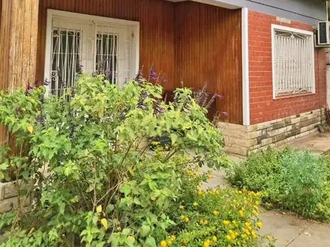 Chalet 3 ambientes luminosos, excelente estado 330 m2 parque
