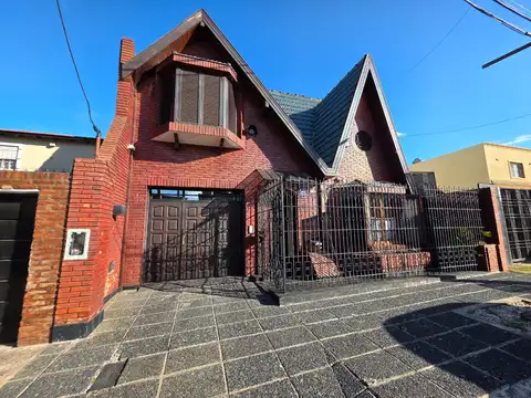 Excelente Chalet en de 4 Ambientes Play Room Piscina El Palomar Cochera Pasante, F: 9554